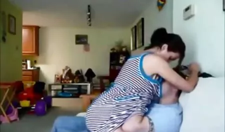 Fille en jeans jupe sexe dans la distribution voir porno en direct