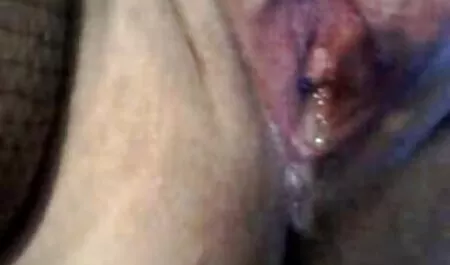 Blonde Sexy avec des lunettes coups regarder un video porno l'homme est excité