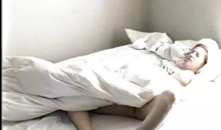 Une belle jeune femme en robe bleue assoit un chaton sur le visage de son partenaire regarder film sexe