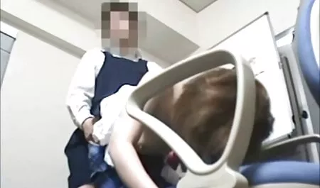 Jeune fille avec des lunettes sucer un ami film porno à regarder gratuitement pendant la conduite
