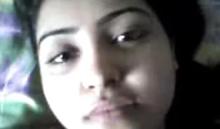 La femme voir video porno arabe écarta les jambes.