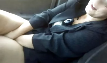 Les filles voir une vidéo pornographique parlent et lui parlent.