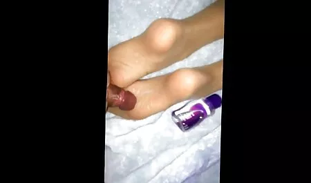 Le nœud du vulgaire montre des jambes fines, avec des bas je veux voir un film x ou des collants.