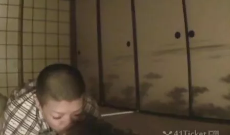 Latina Brésil en bikini jaune bandes voir un video porno d'huile et vagin piscine masturbation