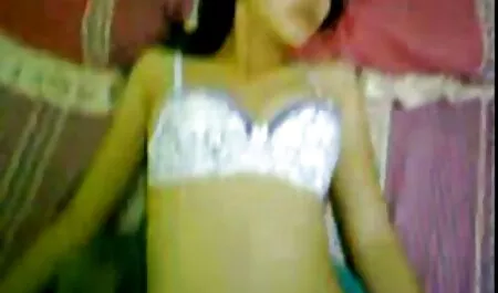 Une jeune fille maigre avec films x à voir gratuitement un gros cul qui branle un homme et lui donne un chapeau.