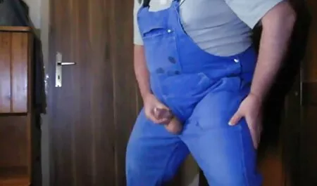 Un ADULTE porno codi voir Canadien pervers s'assoit sur la chaise grise et met un gode violet dans le vagin.