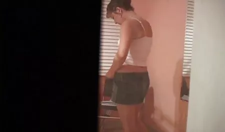 Filles nues voir des films pornographique dans une chaise