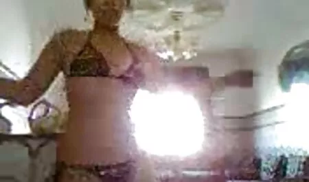 Cul dans le vagin jeune beauté avec de gros seins regarder un film de sexe