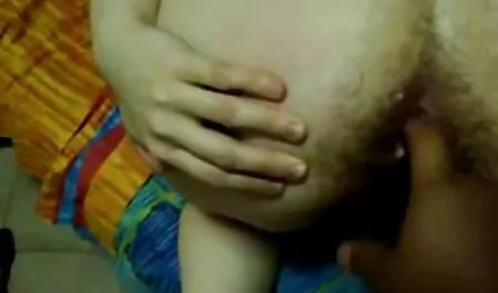 Les doigts rampent dans le voir site porno doux vagin.