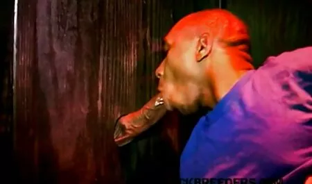 Des mères en bas rouges, voir video porno francais passionnées dans le rectum, avec un homme sur le canapé.