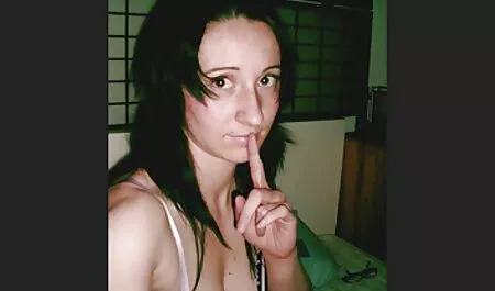 Tante adulte va à un jeune couple et donne sa chatte voir une video porno à la petite amie de son petit ami.