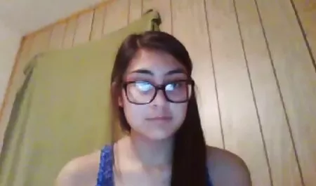 Une fille avec des lunettes caresse les œufs du partenaire et lèche voir un film x gratuit la pointe
