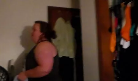 Hahal dans la tour d'un col roulé sur un canapé blanc une femme maigre aux cheveux bruns voire les video porno