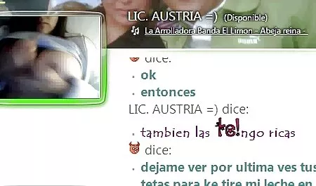 L'hôtesse caressait ses seins avec la voir un film porno en direct poignée devant la caméra.