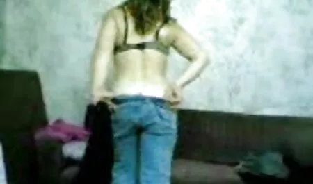 Blonde tatouée ayant des relations sexuelles orales avec un ami sur regarder un film porno en streaming le grand lit.