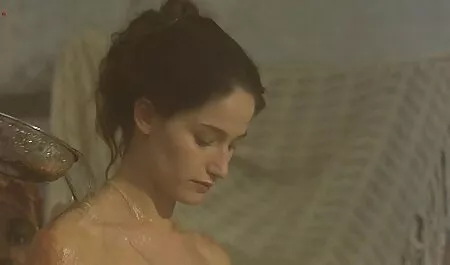 Homme chauve qui écrase une mère merveilleuse, dans la coulée. je voudrais regarder un film porno