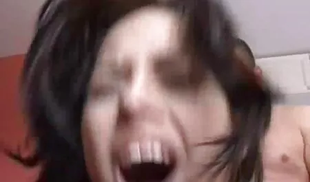 Hahal a pulvérisé le corps de la fille avec de l'huile et a regarder film de porno étendu ses lèvres avec ses mains.