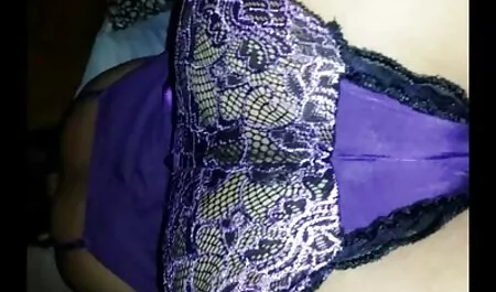 L'homme voir porno qui mange une fille et lèche le liège de la seconde