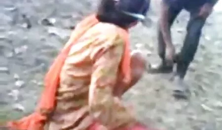 Le gars met la vis dans le chapeau d'une blonde en bas noirs, puis dans voir un film porno le vagin de la fille.