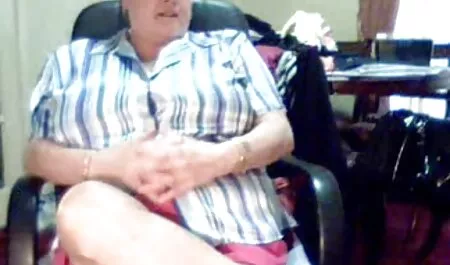 La Milf aux gros seins glissa ses lèvres à l'homme des vis et ouvrit la video porno voir bouche pour se voir.