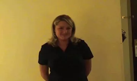 Mère fils près du je veux voir un film de porno lit d'une femme