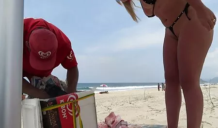 Fille regarder vidéos pornos joue chaud