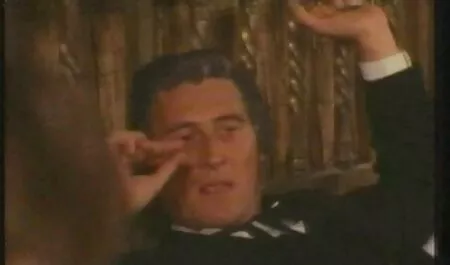À la maison, un membre des hommes caressé et je voudrais voir un film porno français a commencé à sucer