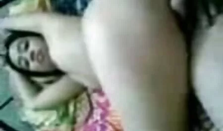 Femme voir le film porno baise sur le canapé