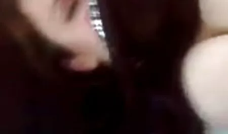 Brunette avec des lunettes doigts le film x à regarder gratuitement couvercle avec un gode sur le lit
