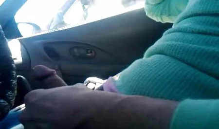 La jeune beauté a pris une bite dans sa bouche après avoir été prise en train de voir video x gratuit se masturber.