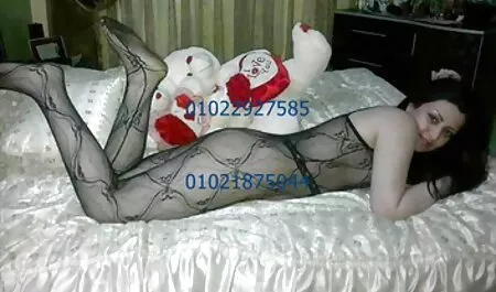 Le gars devant la caméra pour lécher la chatte des filles et y mettre une grosse video porno gratuit a voir valise.