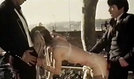Une jeune femme en pantalon vert qui va baiser le style chien je voulais voir un film porno avec hahala.