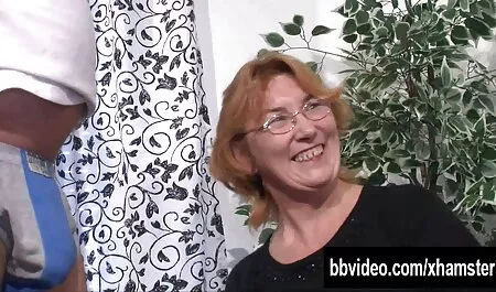 Blonde avec un gros tatouage je veux voir un film porno sur le dos donne son mari dans la chambre à coucher