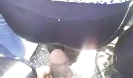 Dans voir les vidéos porno les chaussettes, elle le suce.