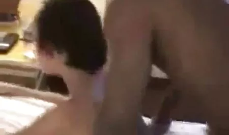 Femme regarder video x gratuit nue sur le canapé