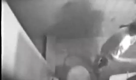 Une fille caresse un chaton avec regarder film porno en streaming vf les doigts