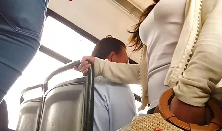 Baba se masturbe voir porno français devant la caméra.