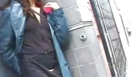 Les jeunes mariés s'aliénent dans une pièce, voir des films pornographique veulent avoir des relations sexuelles.