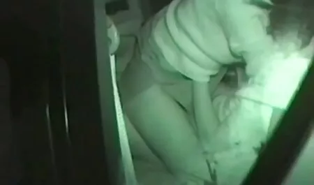 Blonde voir video porno gratuit Sexy en bas se fait baiser par une machine à sexe sur le lit.