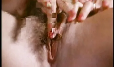 Les dames avec des bustes montrent leurs seins dans le je veux voir un film porno français salon.