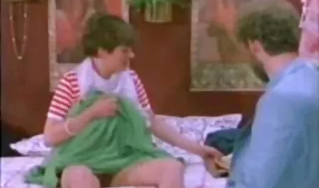 Belle brune enlève ses chaussures bleues regarder film de sex gratuit et sa culotte au lit avec une couverture rouge