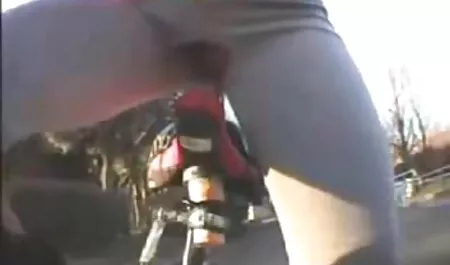 Une fille en je veux voir un bon film porno collants rouges se mouiller avec ses doigts