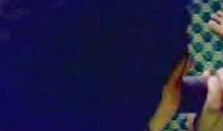 Une blonde adulte en caressant une masseuse dans video porno regarder le salon.