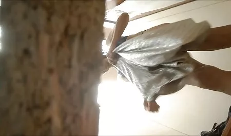 La beauté secoua ses jambes minces au regarder gratuitement un film porno gymnase.