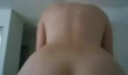 Cette fille voir des films porno a mis le talon de sa chaussure dans son cul.