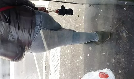 Passionné brunette frapper dans avant et regarder un film de sexe derrière