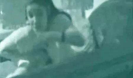 Deux je veux voir un film de porno lesbiennes se satisfont oralement dans la maison.