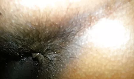 Un homme a ouvert le soutien-gorge orange d'une blonde voir un porno adulte et l'a poignardée dans le vagin près de la cheminée.