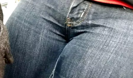 Les mains d'un homme pincent une fille dans le rectum sur une colonne porno gratuit voir vertébrale orange