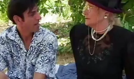 Un homme atteint d'un cancer et une éjaculation regarder film herotique gratuit dans la bouche d'une belle femme à lunettes.